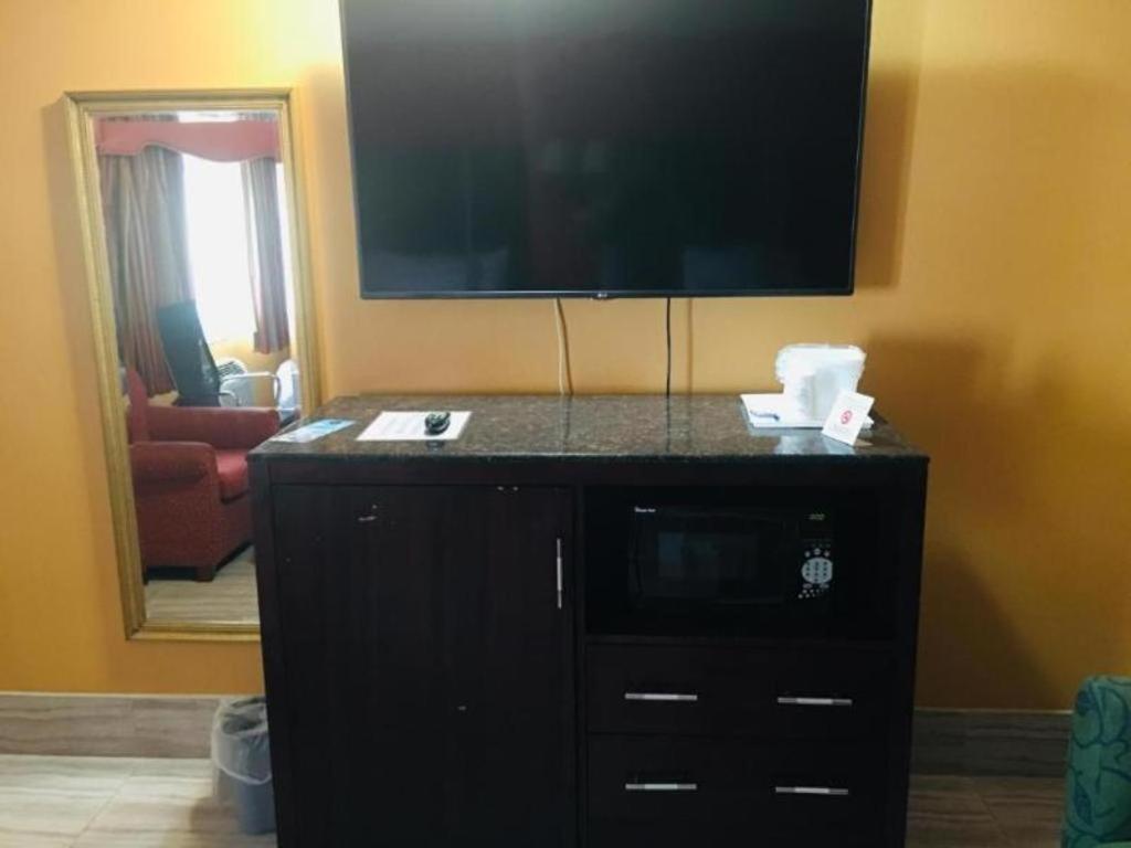 Travelodge By Wyndham Bay Shore Long Island Eksteriør billede